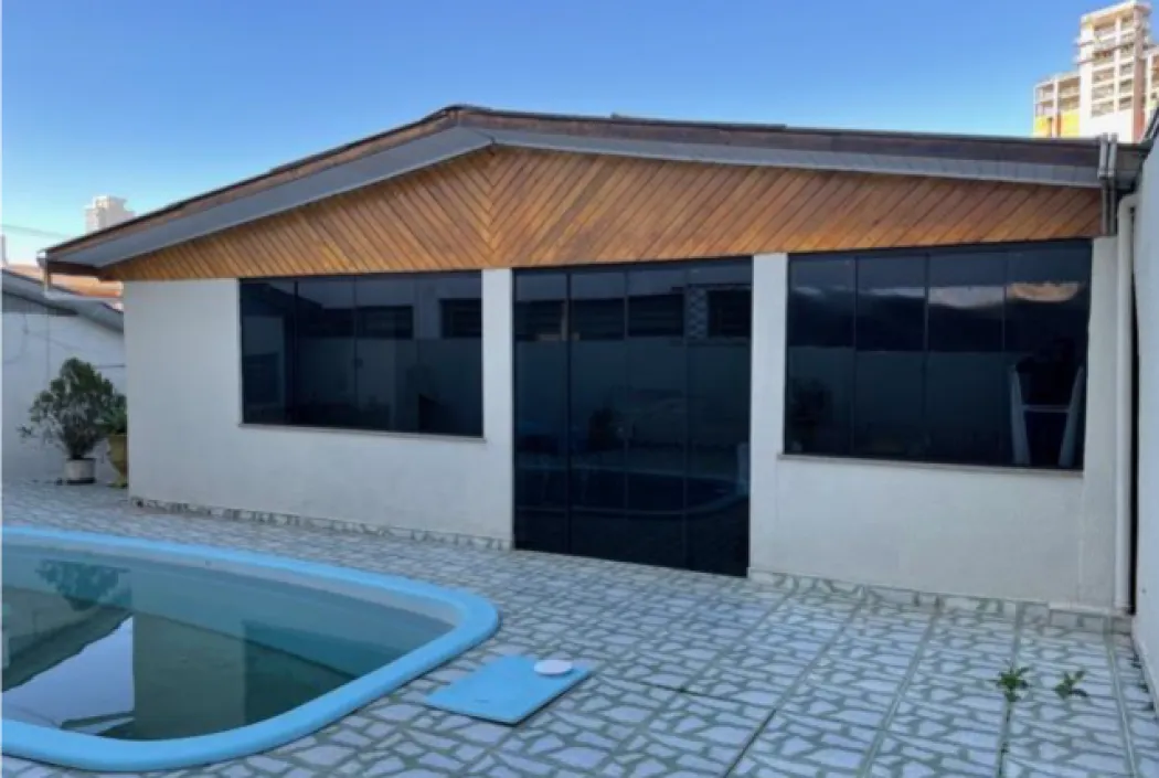 CASA DE ALVENARIA NO LOTEAMENTO “NOSSA SENHORA DAS GRAÇAS” COM ÁREA DE 135 M² E TERRENO TOTAL DE 300 M² EM CHAPECÓ/SC